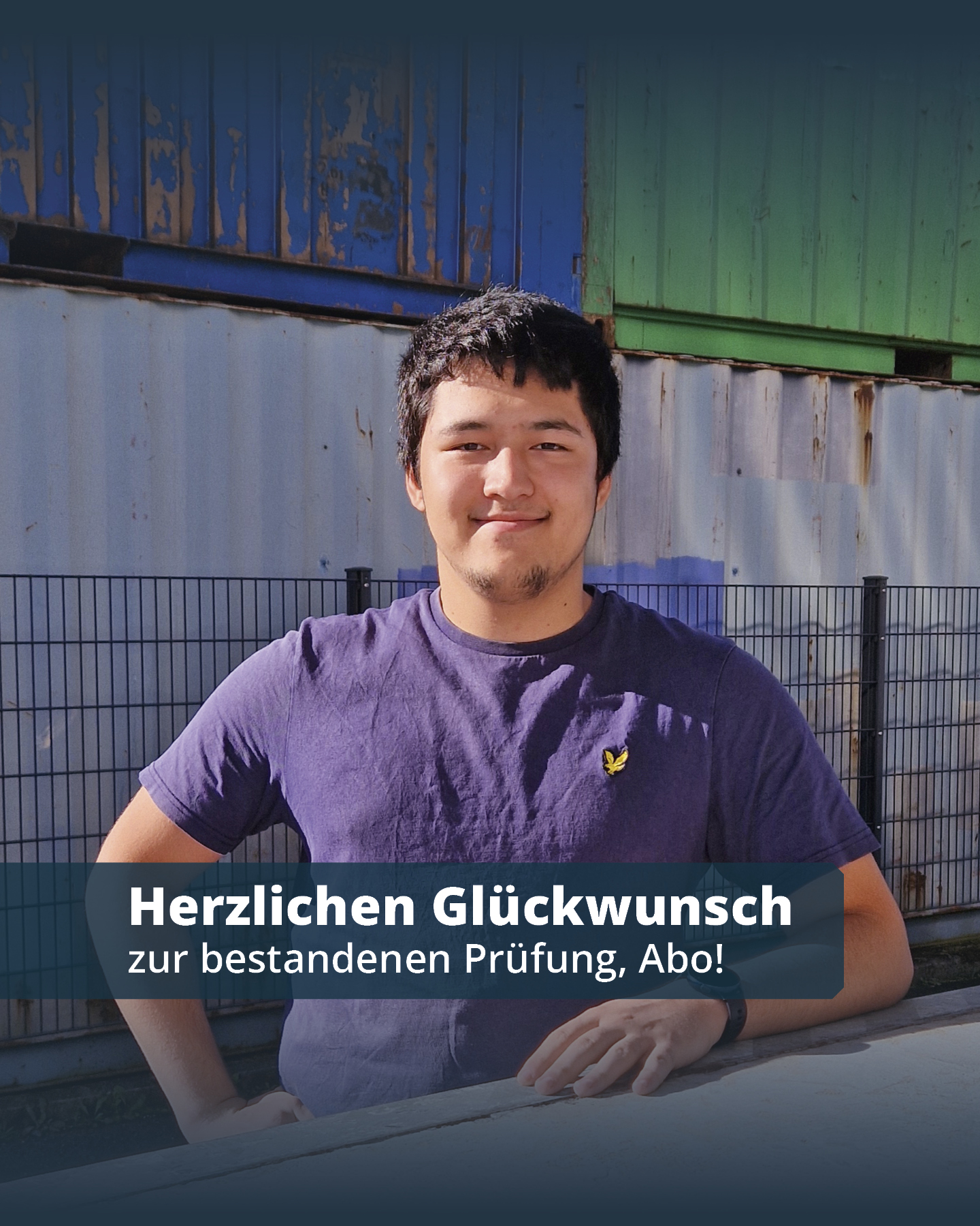 Ehemaliger Auszubildender lächelt in die Kamera und freut sich über die bestandende Prüfung.