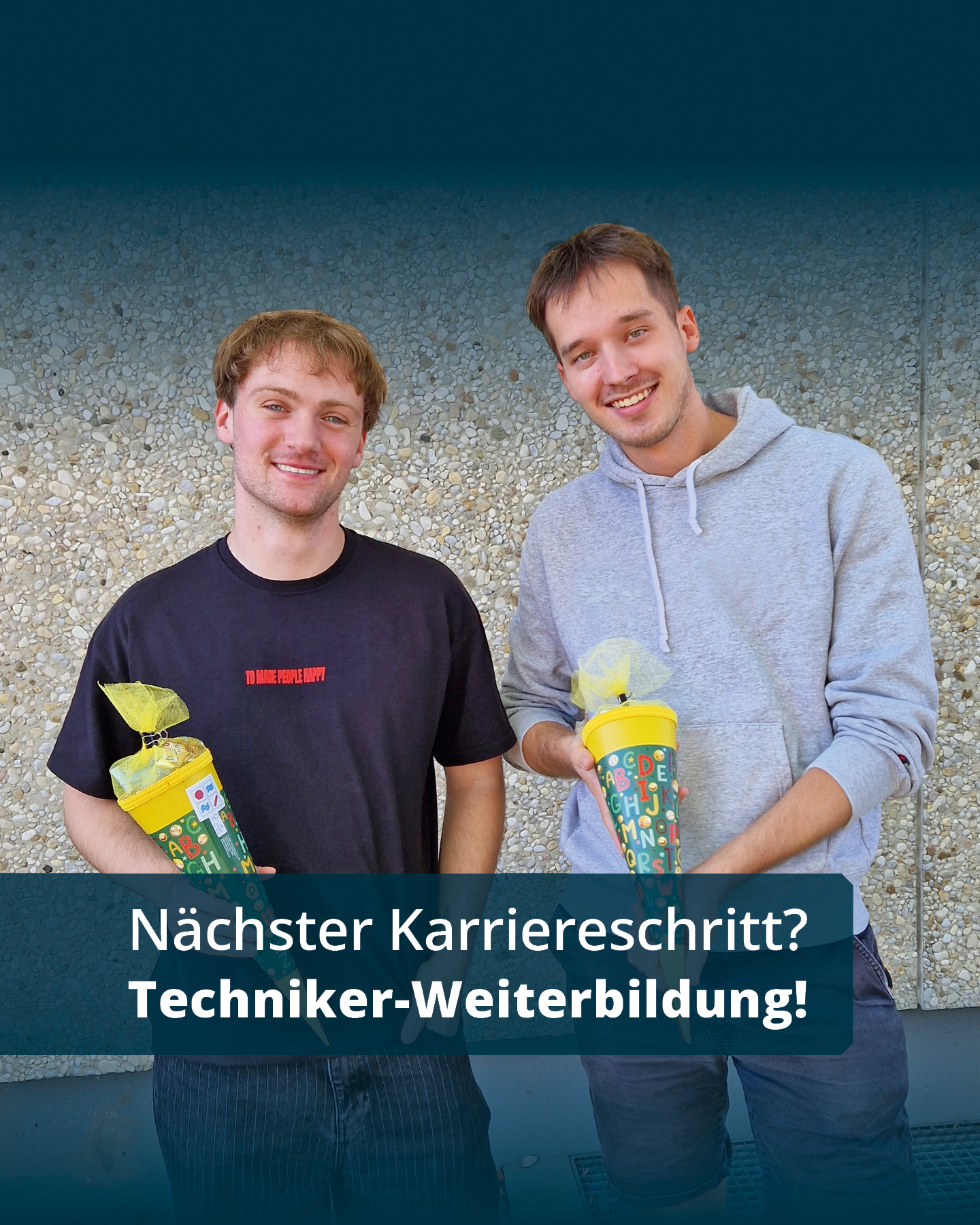 Mitarbeiter mit Schultüten zum Thema Techniker-Weiterbildung und beruflicher Karriereschritt.